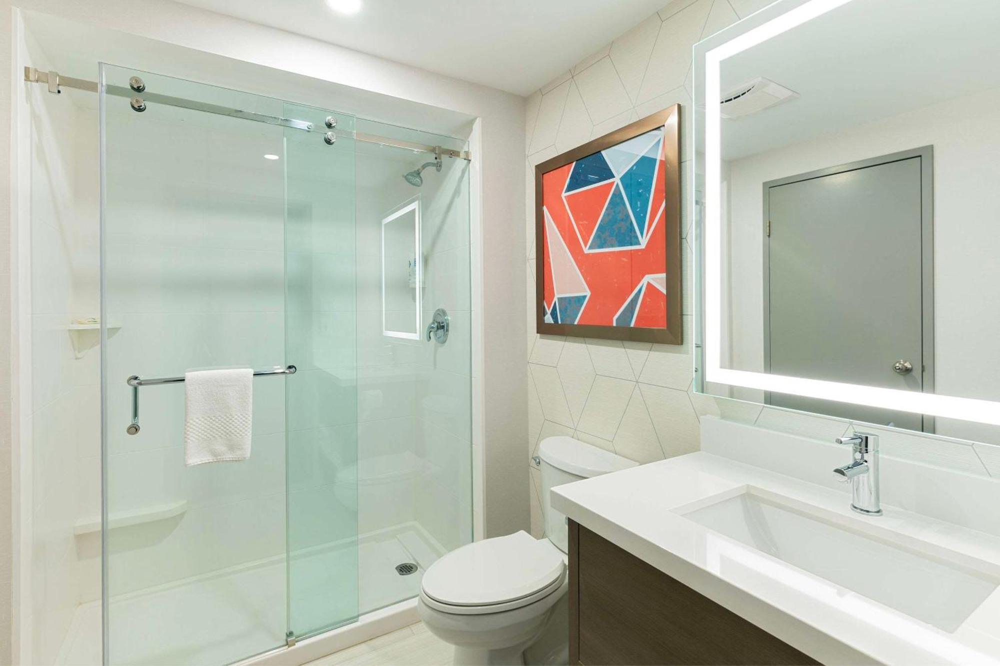 Comfort Suites Лондон Екстериор снимка
