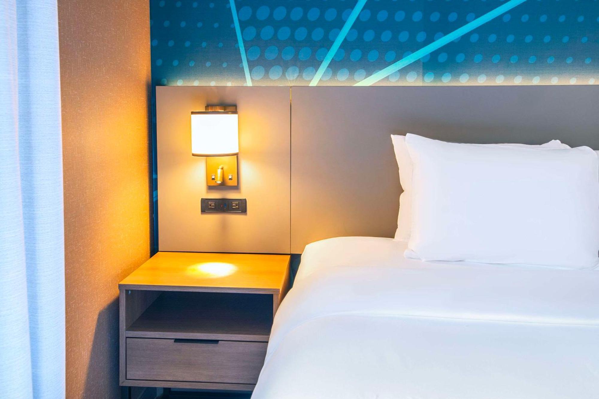 Comfort Suites Лондон Екстериор снимка
